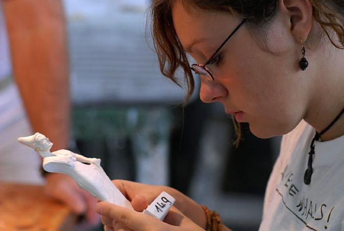 Gipsformerei: Eine Arbeiterin arbeitet an einer kleinen Figur aus Gips Eine Gipsbüste wird aus einer Hohlform gelöst