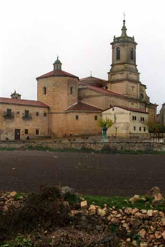 Außenansicht der Kirche Säule im Kreuzgang
