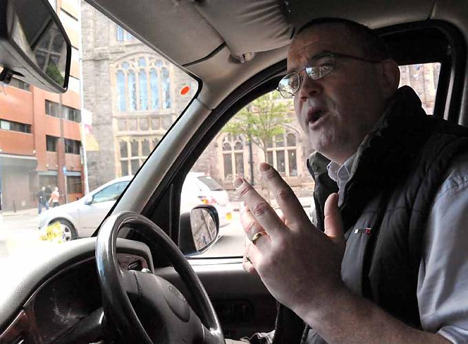 Taxifahrer Brandon. Allister vor einer Wandmalerei.