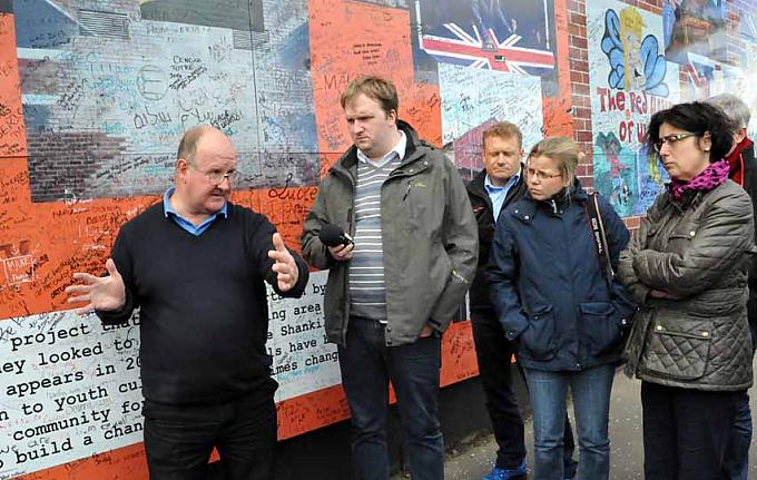 Allister vor einer Wandmalerei. Allister vor einer Wandmalerei.