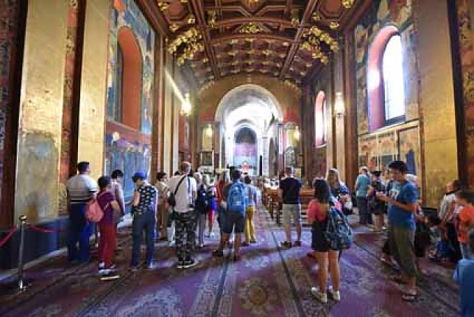 Der schummerige Innenraum wird nur von Fenstern im Chor erhellt, zudem von den vielen hundert Kerzen, welche die Gläubigen aufstellen. Der schummerige Innenraum wird nur von Fenstern im Chor erhellt, zudem von den vielen hundert Kerzen, welche die Gläubigen aufstellen.