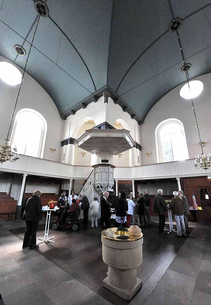 Große reformierte Kirche. Nach dem Gottesdienst wird gemeinsam Tee getrunken. Große reformierte Kirche. Nach dem Gottesdienst wird gemeinsam Tee getrunken.