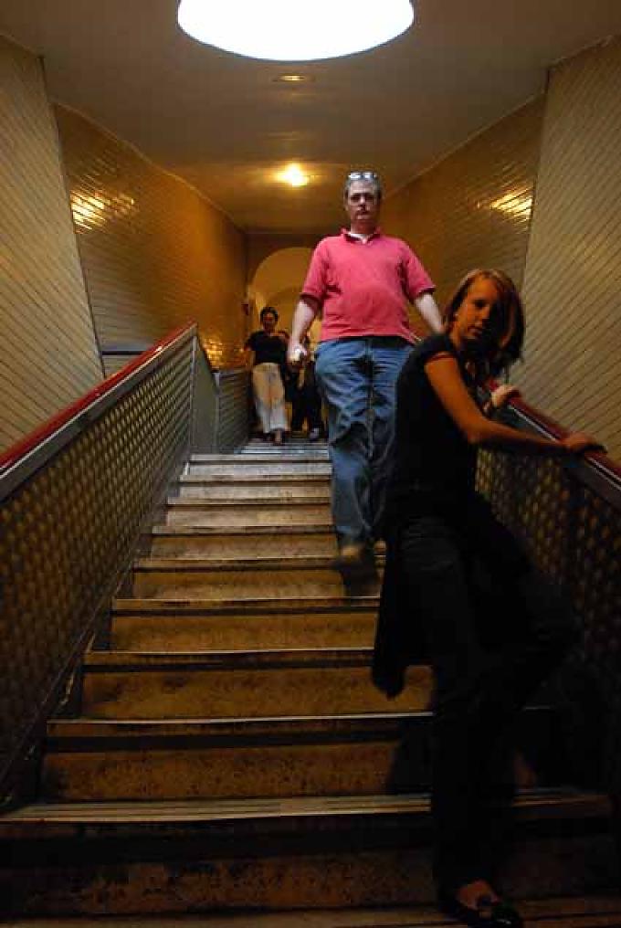 Touristen auf einer steilen Treppe Touristen auf einer steilen Treppe