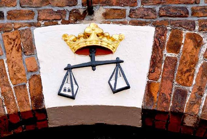 Die Waage. Die Waage.