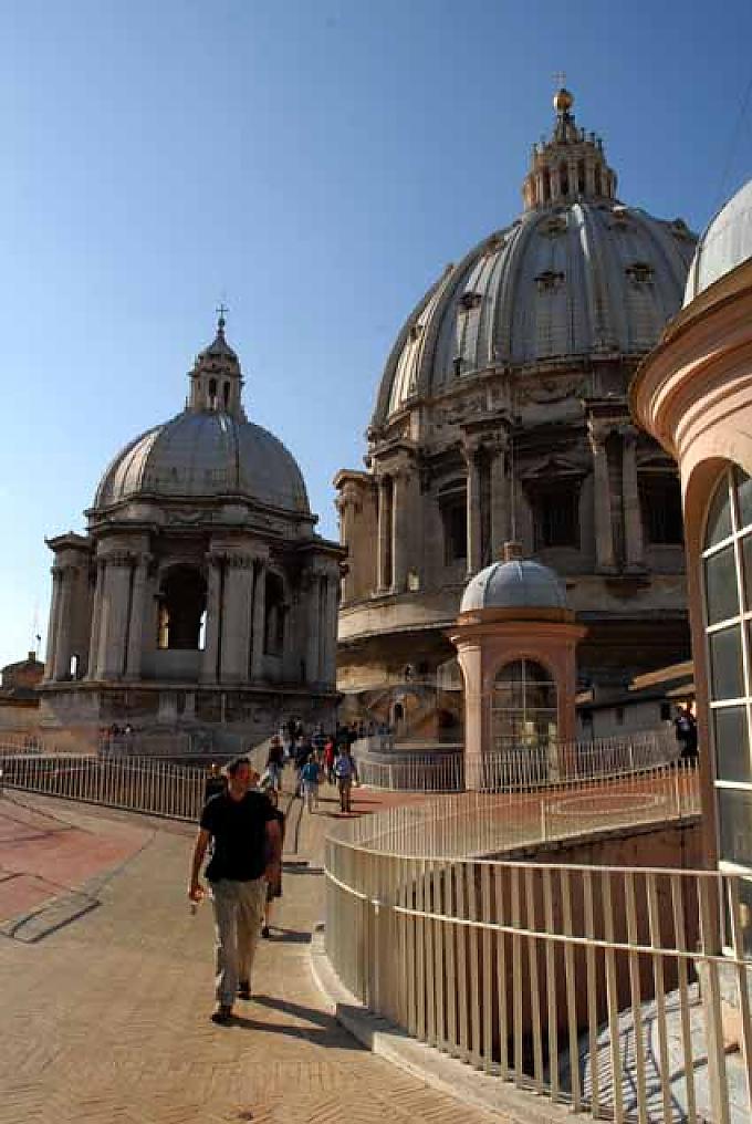 Touristen auf dem Dach des Petersdoms Touristen auf einer steilen Treppe
