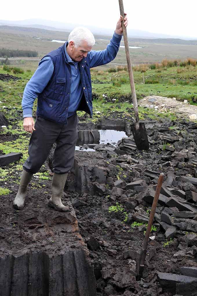 Martin Walsh beim Torfstechen Martin Walsh beim Torfstechen