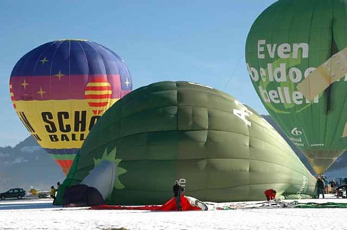 Fünf Meter Höhe, zehn, zwanzig, ein letztes Winken, dann bleibt der Startplatz tief unten zurück. Fünf Meter Höhe, zehn, zwanzig, ein letztes Winken, dann bleibt der Startplatz tief unten zurück.