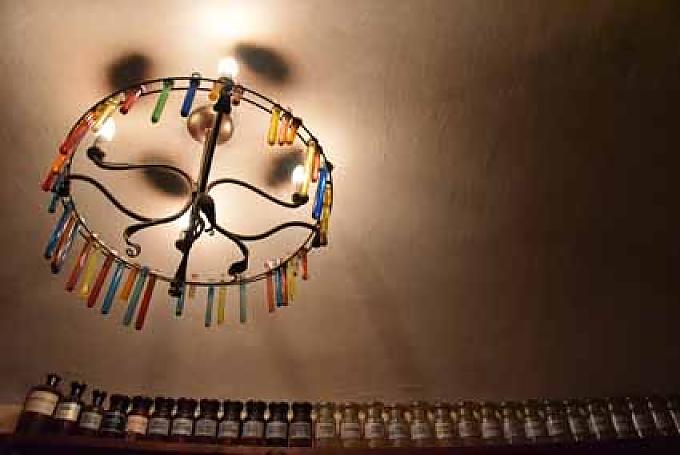 An der Lampe hängen Reagenzgläser. An der Lampe hängen Reagenzgläser.