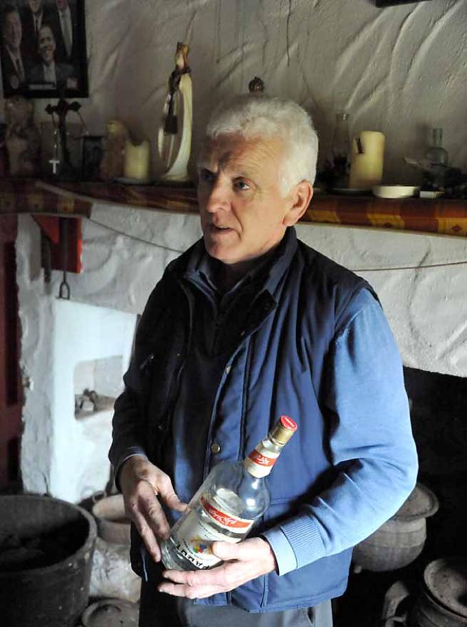 Martin Walsh mit Schnapsflasche Martin Walsh beim Torfstechen