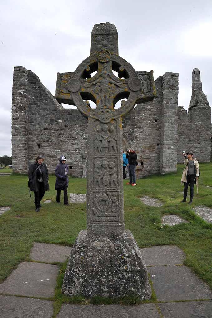 Vier Meter hoch ragt das „Kreuz der Heiligen Schrift“ auf, vor dem sich Besucher regelmäßig versammeln Klosterruine