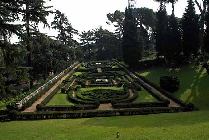 Der Italienische Garten wurde in der Renaissance mit Buchsornamenten angelegt Bahnhof im Vatikan