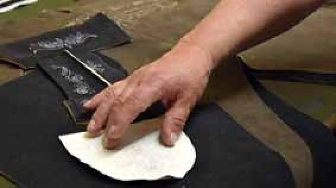 Die Muster werden mit durchstochenem Papier und Kreidepulver auf das Leder übertragen. Die Muster werden mit durchstochenem Papier und Kreidepulver auf das Leder übertragen.