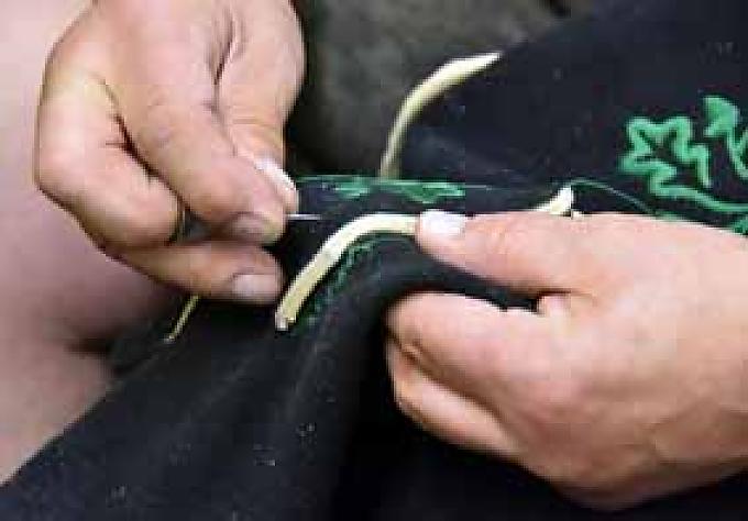 Karl Horrer bestickt eine Lederhose. Karl Horrer bestickt eine Lederhose.