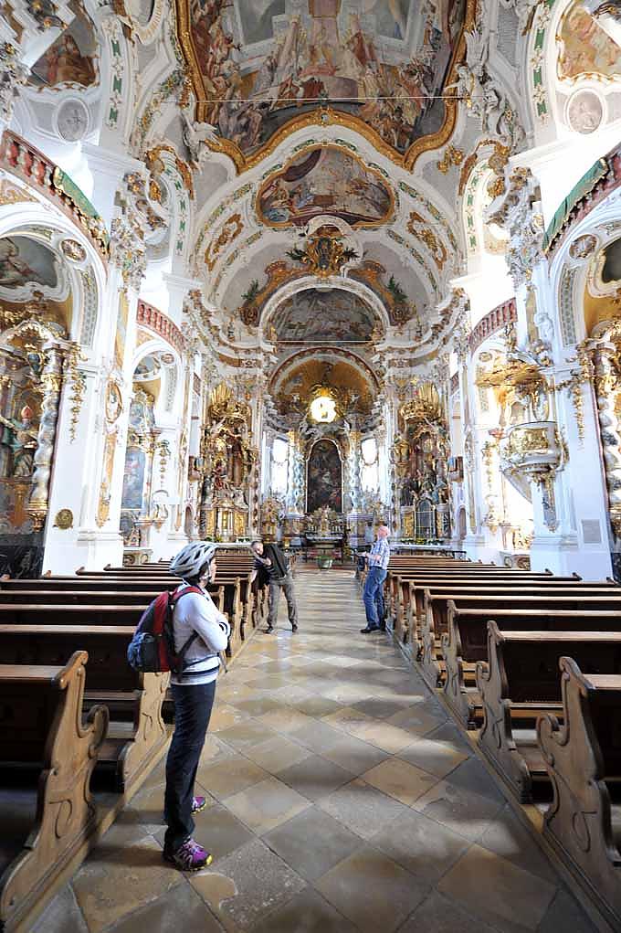 Pilger in der Asamkirche in Osterhofen Pilger in der Asamkirche in Osterhofen