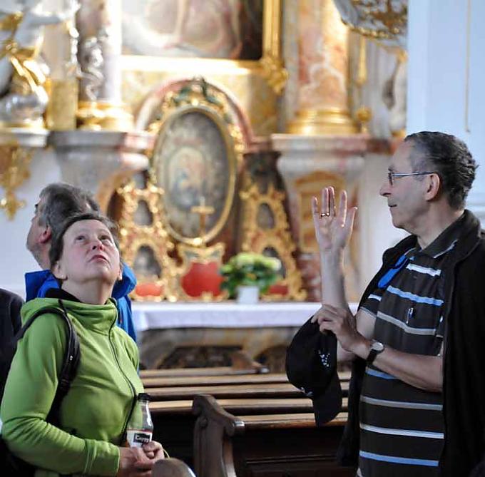 Pilger in der Asamkirche in Osterhofen Pilger in der Asamkirche in Osterhofen