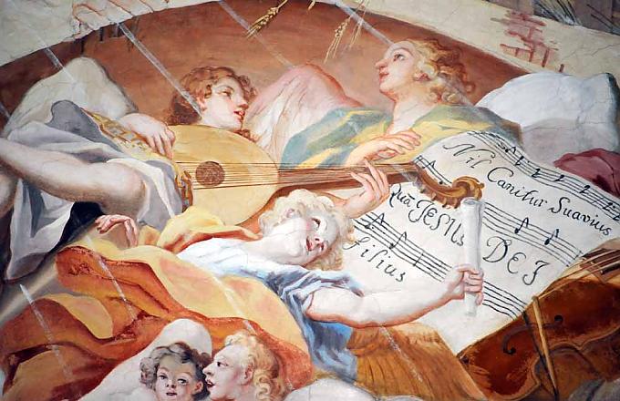 Asamkirche in Aldersbach. Musizierende Engel Besucher im Ausschank der Brauerei