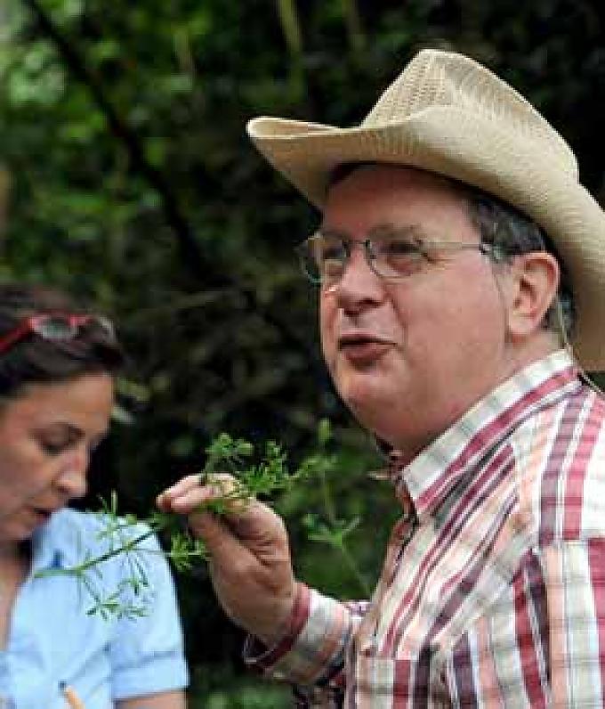 Maître Jean Marie Dumaine mit Kräutern Winzer Georg Kriechel