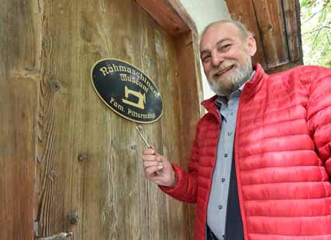 Bernd Pittermann am Eingang des Nähmaschinenmuseums Historische Nähmaschine