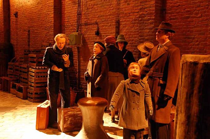 1888: Aufbruch in die Neue Welt. Warten vor dem Schnelldampfer "Lahn". 1888: Aufbruch in die Neue Welt. Warten vor dem Schnelldampfer "Lahn".