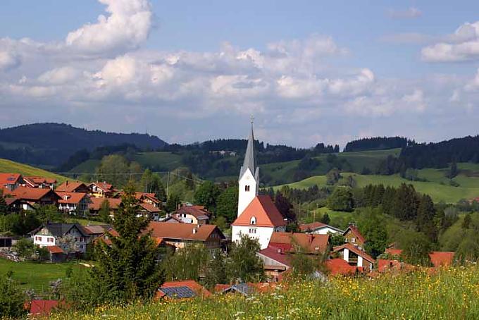 In der Stiefenhofer Kirche St. Martin wird altes Brauchtum noch gepflegt Goldbraun gebackene Vögel aus der Bäckerei Zwiesel