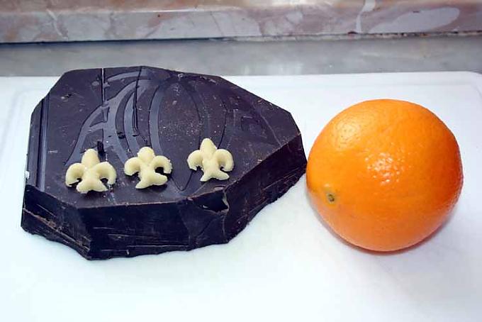 Kuvertüre und Orangenmarzipan sind Bestandteile der Fuggerpraline. Grabmal des Hans Fugger im Chor von St. Peter und Paul in Kirchheim.