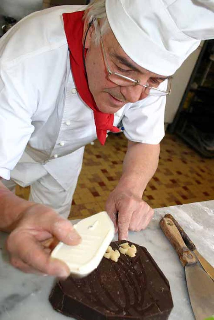 Ein Goldtupfer krönt die Lilie auf der Fugger-Praline. Ein Goldtupfer krönt die Lilie auf der Fugger-Praline.