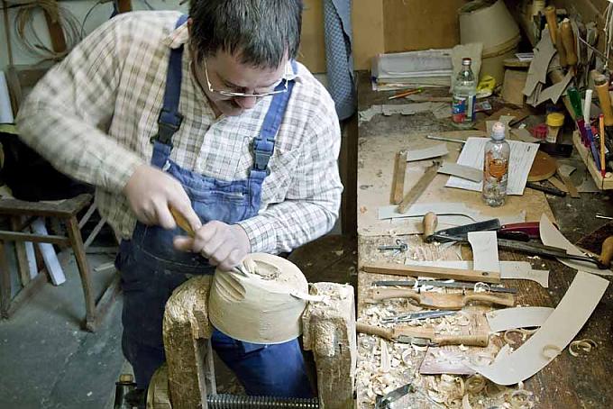 Erwin Geipel schnitzt einen Hut aus einem Block Lindenholz. Erwin Geipel schnitzt einen Hut aus einem Block Lindenholz.