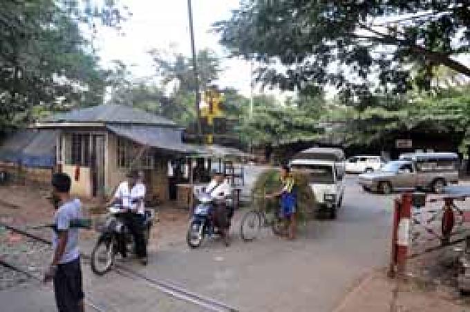 Bahnübergang in Rangun / Myanmar Bahnübergang in Rangun / Myanmar