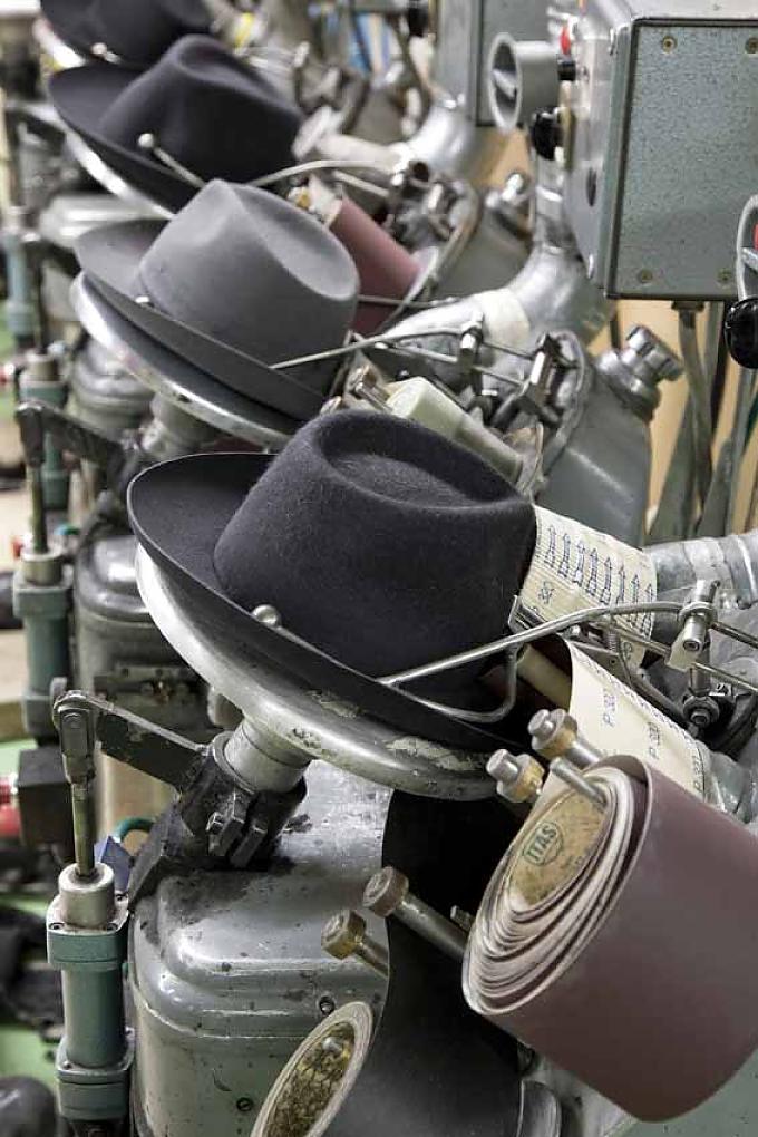 Oberflächenbehandlung der Hüte mit Schleifmaschinen. Färben der Hutstumpen.