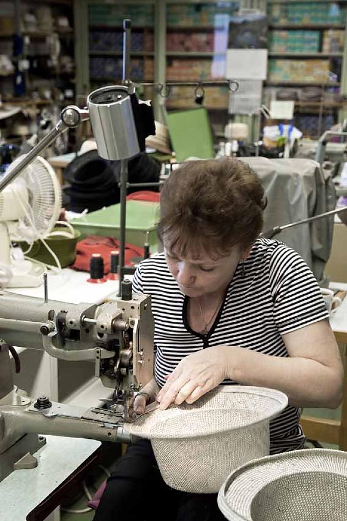 Näherin in der Hutfabrik. Färben der Hutstumpen.