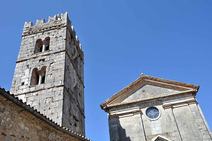 Pfarrkirche und venezianischer Glockenturm. Pfarrkirche und venezianischer Glockenturm.