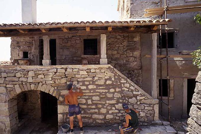 Arbeiter restaurieren ein Gebäude. Arbeiter restaurieren ein Gebäude.