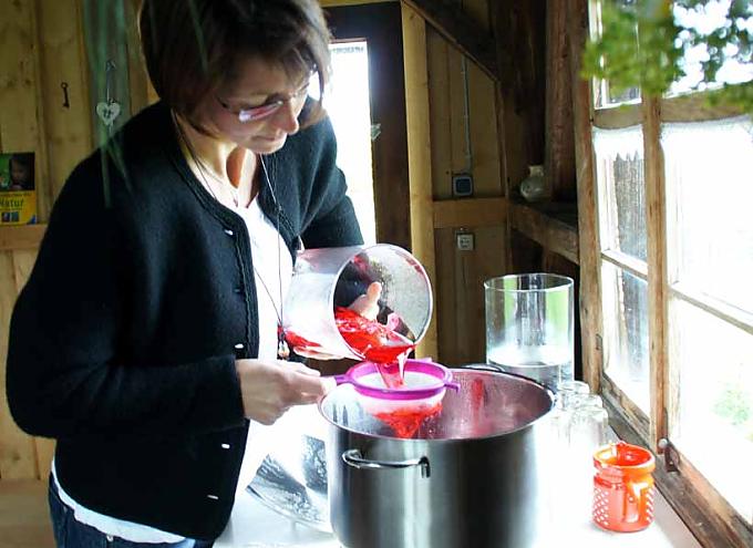 Der Sirup wird gesiebt. Der Sirup wird gesiebt.