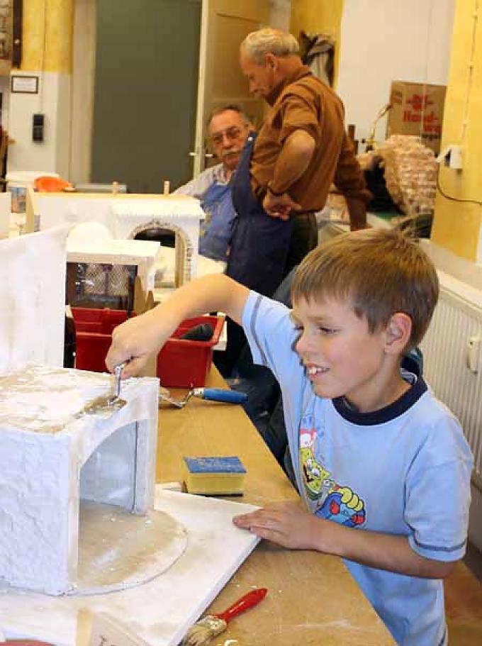 Niklas beim Krippenbau. Niklas beim Krippenbau.