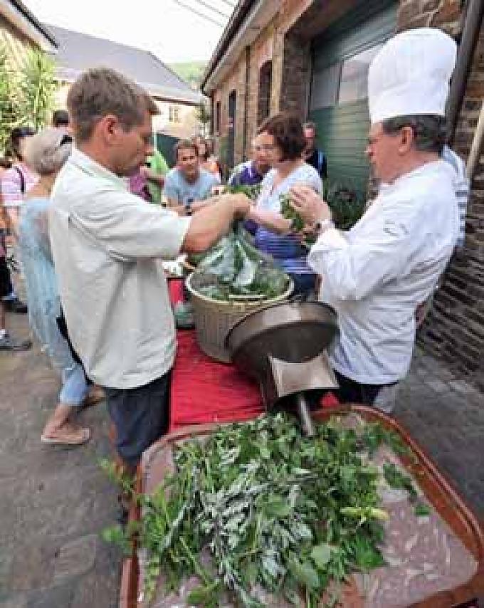 Kräuterelexier wird gemeinsam angesetzt Winzer Georg Kriechel