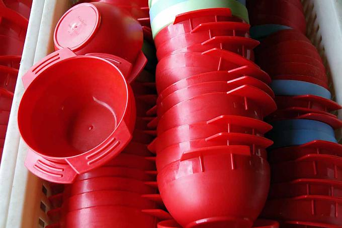 Das typische Taizé-Geschirr aus Plastik. Bruder Alois Löser, Prior der Ökumenischen Kommunität