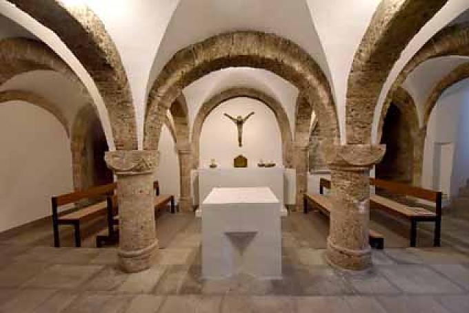 Blick in die romanische Hallenkrypta. Blick in die romanische Hallenkrypta.