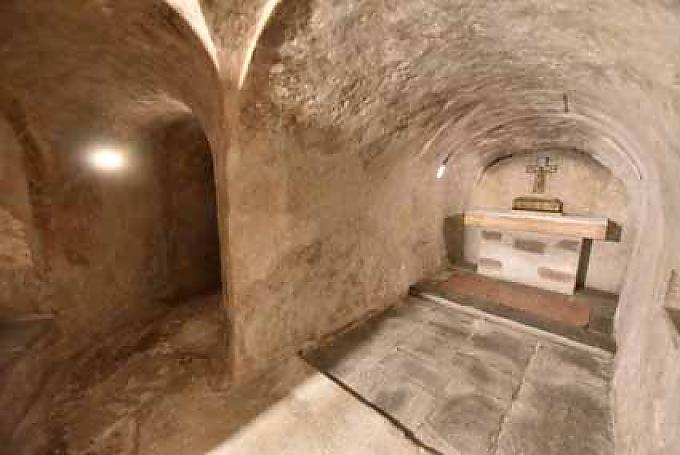 Kirche über Krypten Kirche über Krypten