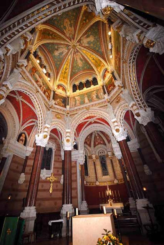 Innenansicht der renovierten Kirche Denkmal des Pfarrers von Ars