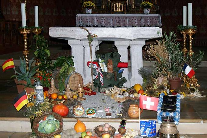 Geschmückter Altar. Geschmückter Altar.