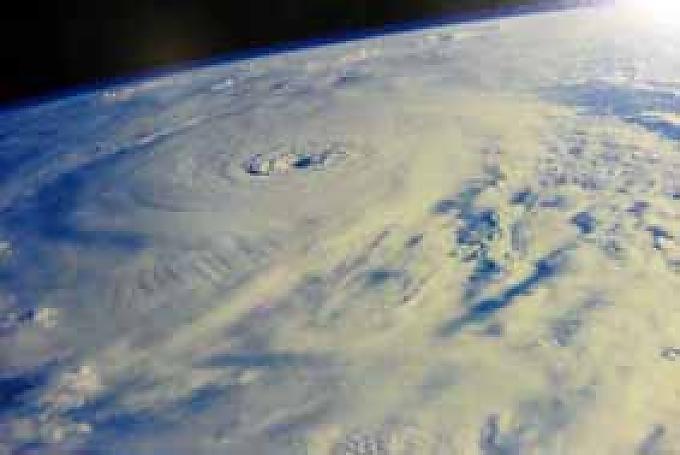 Hurrikan über der Erde. Raketenmodelle.