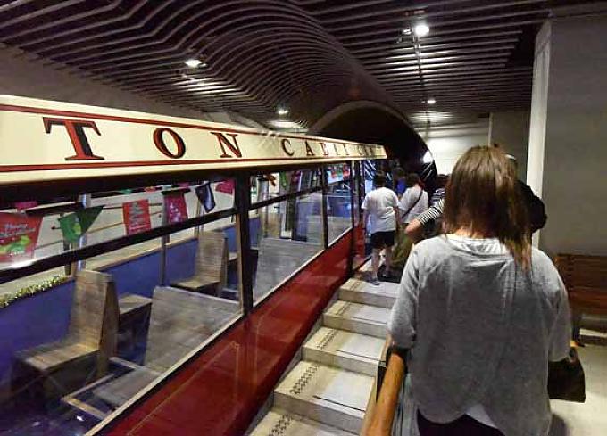 Die fünfminütige Fahrt in der berühmten roten Seilbahn führt hinauf zum Aussichtspunkt Kelburn, der 119 Meter über der Stadt liegt. Die fünfminütige Fahrt in der berühmten roten Seilbahn führt hinauf zum Aussichtspunkt Kelburn, der 119 Meter über der Stadt liegt.