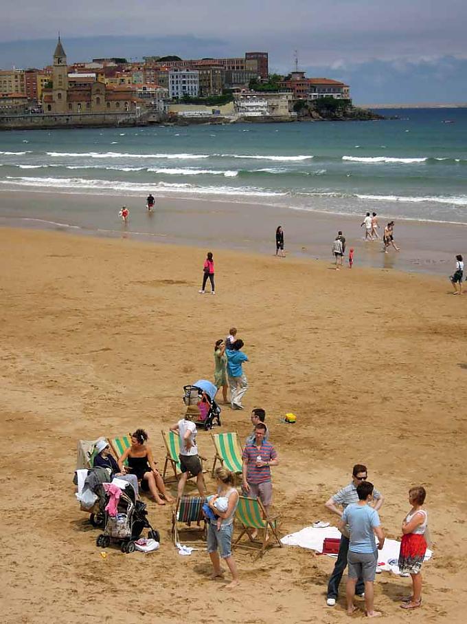 Strand in Gijon. Ribadesella: Indianos-Haus.