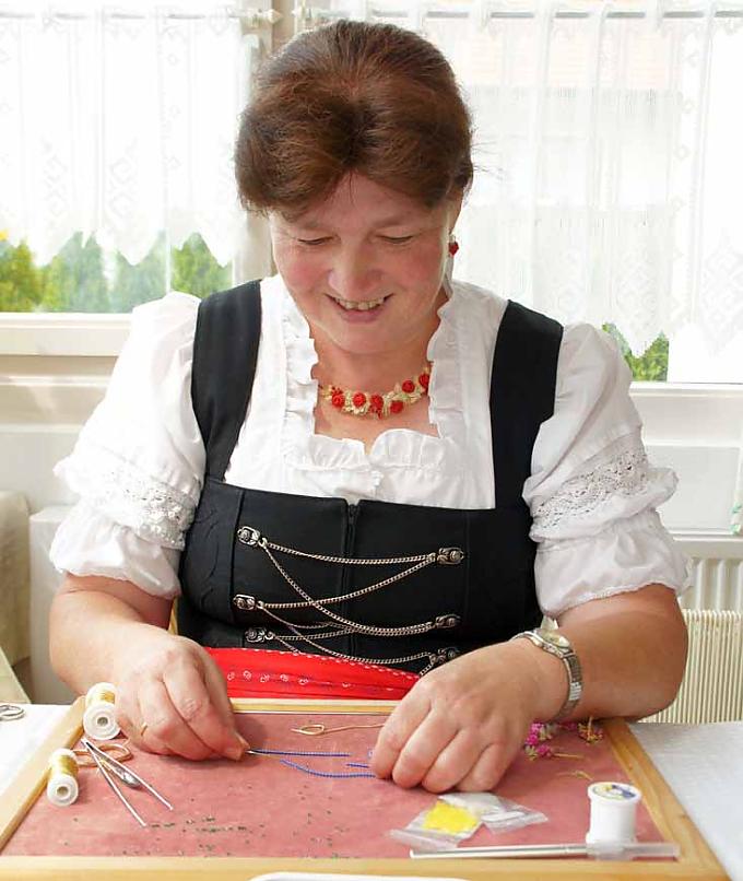 Frau Fink fädelt Bouillon-Draht auf Frau Fink fädelt Bouillon-Draht auf