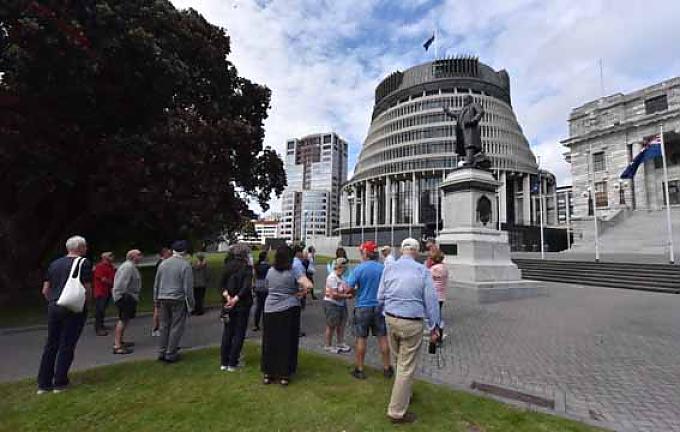 Stolz blickt der Mann von seinem steinernen Sockel auf die Besucher herab. Richard John Seddon, seines Zeichens 15. Premierminister von Neuseeland Stolz blickt der Mann von seinem steinernen Sockel auf die Besucher herab. Richard John Seddon, seines Zeichens 15. Premierminister von Neuseeland