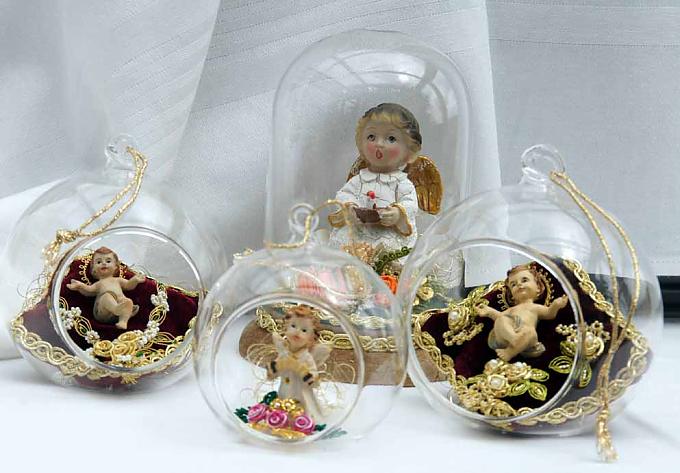 Christkinder Drahtrollen, Bouillondraht und Perlen in vielen Farben sauber geordnet