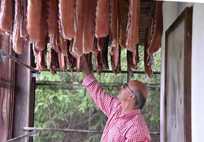 Qualitätskontrolle per Hand. Jörg Brügger im Verkaufsraum.