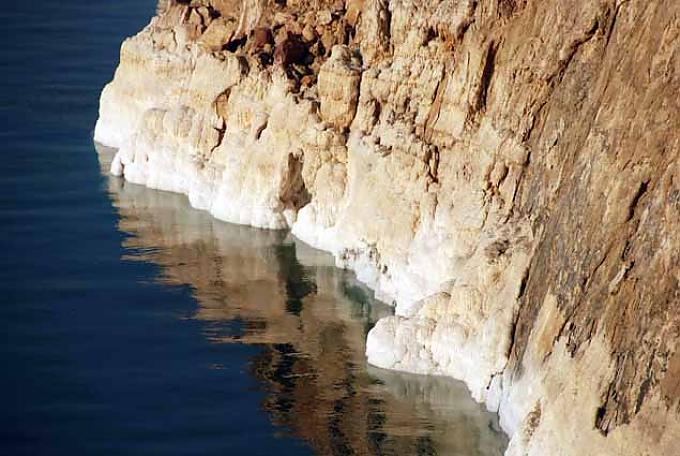 Salzablagerungen am Toten Meer Kraniche am Hula Agamon See, nördliches Jordantal