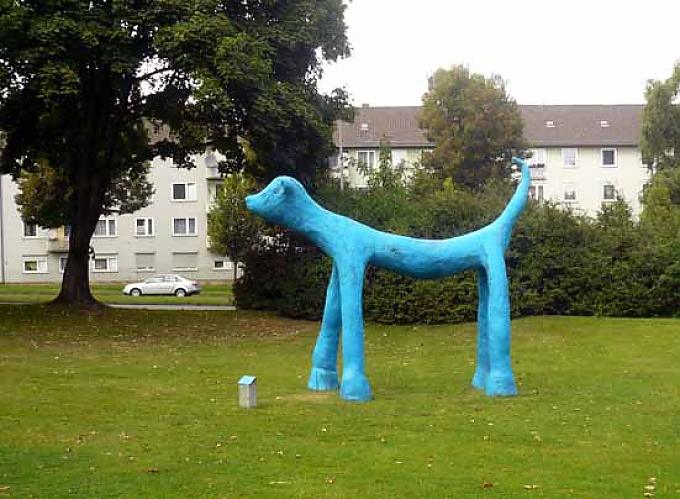 Skulptur „BLAU MIAU“, ein Werk der einheimischen Bildhauerin und Malerin Carin Grudda Anziehungspunkt für Besucher: Die „Orangerie“ am Rande der Karlsaue