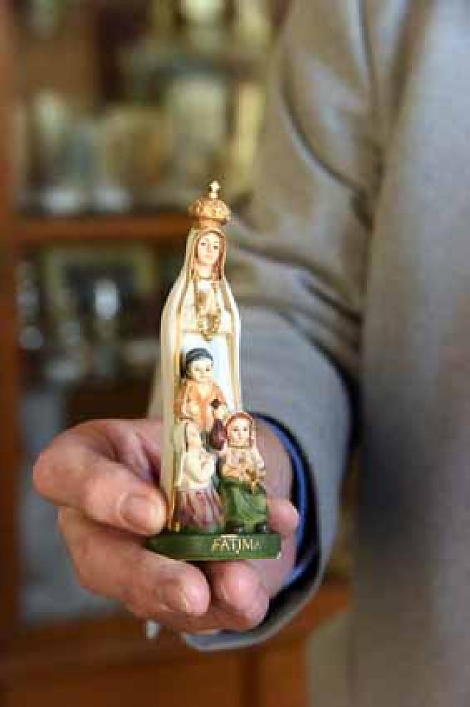 Kleine Fatima-Madonna. Mitbringsel aus dem Marien-Wallfahrtsort. Hinterglasmalerei mit Darstellung einer Pieta